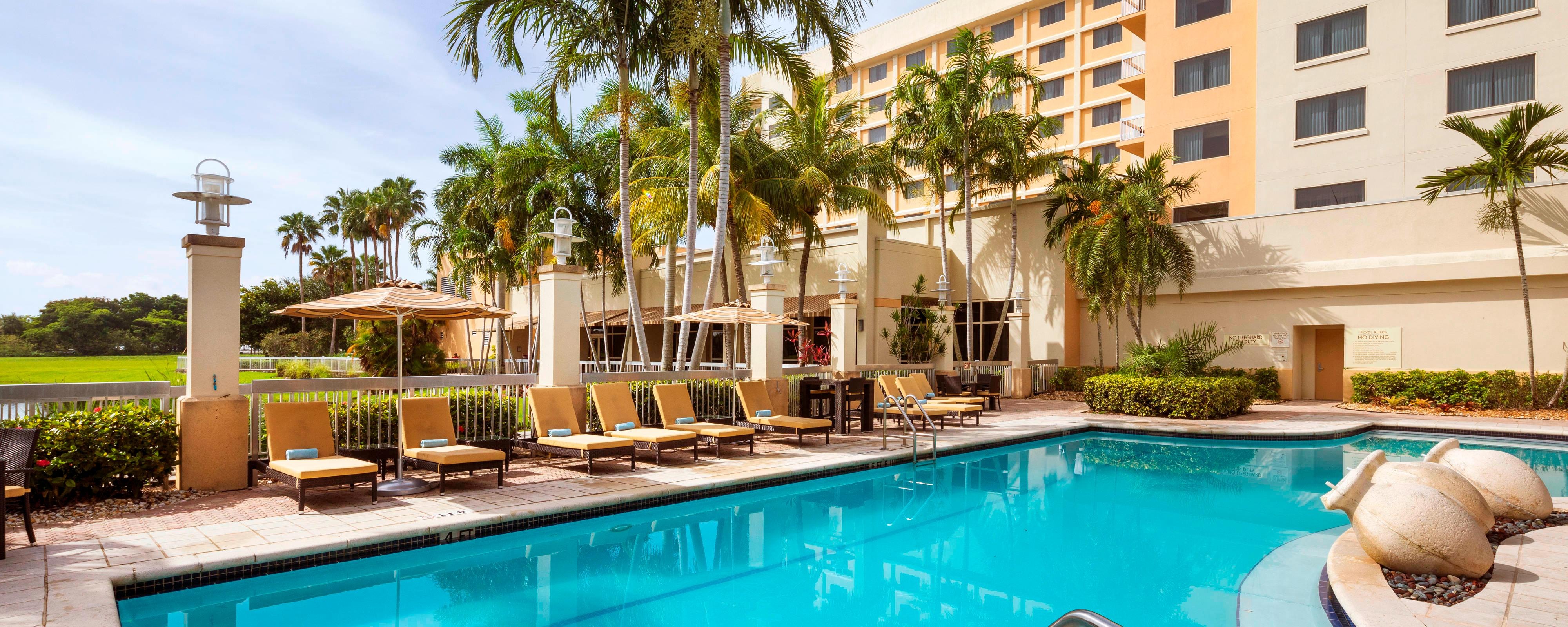 Outdoor Hotel Pool Plantation, FL | Renaissance Fort Lauderdale