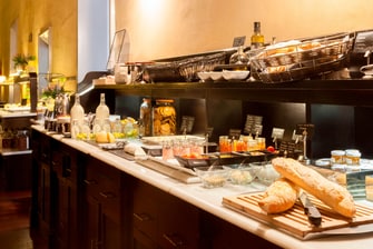 Desayuno bufet en hotel de Granada