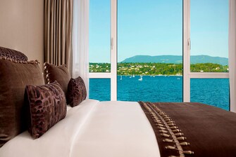Crown Suite – Schlafzimmer mit Blick auf den See