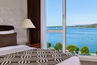 Junior Suite – Schlafzimmer mit Blick auf den See