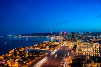 Ciudad de Bakú de noche