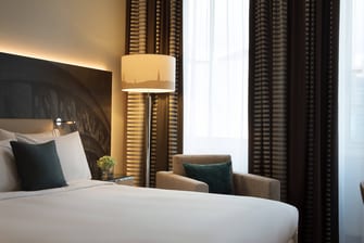 Hotelschlafzimmer mit Queensize-Bett in Hamburg