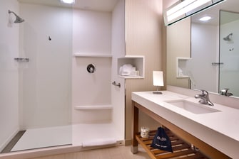 Oahu hotel guest bathroom