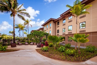 Oahu hotel outdoor seating area