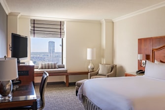 Habitación con cama King en el hotel en Houston Galleria