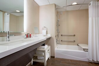 Baño de la habitación para personas con movilidad reducida en el Houston Marriott