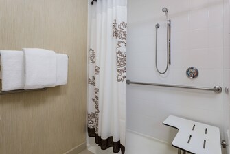 Baño con acceso para personas con problemas de movilidad del hotel en Houston
