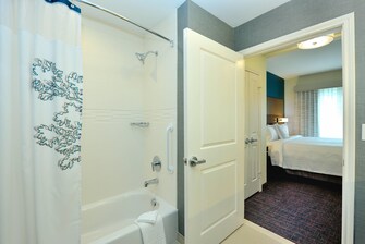 Baño del hotel en el noroeste de Houston