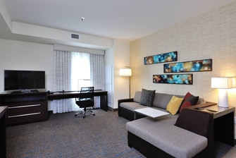 Sala de estar de la suite del hotel en Cypress