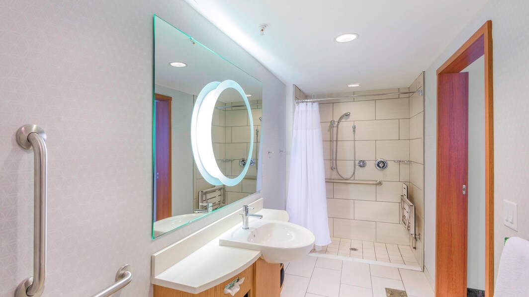 Salle de bains d'une suite avec lit king size accessible aux personnes à mobilité réduite
