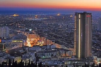 Fachada del hotel de lujo en Estambul