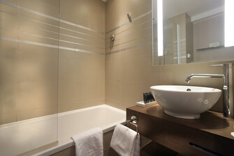 Salle de bains d'une chambre à l'AC Hotel Ambassadeur