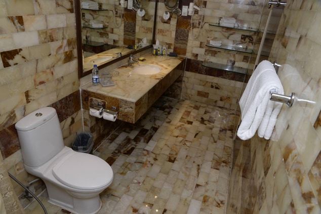 Deluxe King Guest Room Bathroom