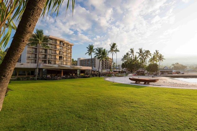 Kona beachfront hotel event lawn