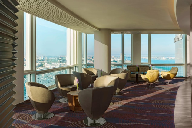 Club Lounge with Great View of the City - Sea