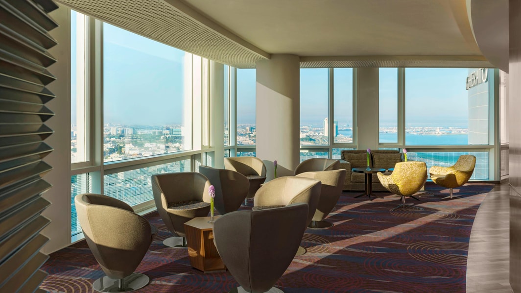 Club Lounge con gran vista de la ciudad y el mar