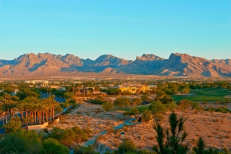 砂漠とリゾートの眺め。