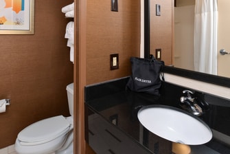 Farifield Inn & Suites Georgetown Guest Bathroom