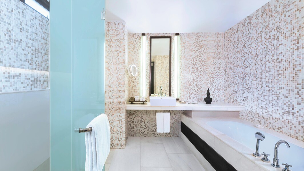 Banheiros elegantes com acabamentos contemporâneos