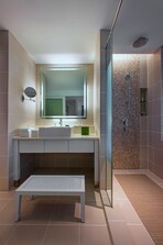 Superior Room/ Superior Patio Room Bathroom