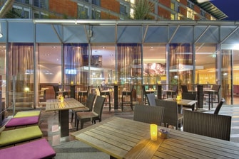 Restaurante de hotel en Linz con terraza