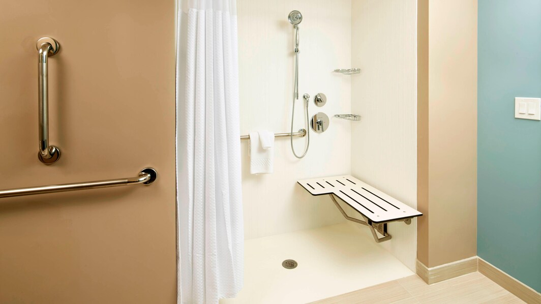 Banheiro para hóspedes com deficiência – chuveiro para cadeira de rodas
