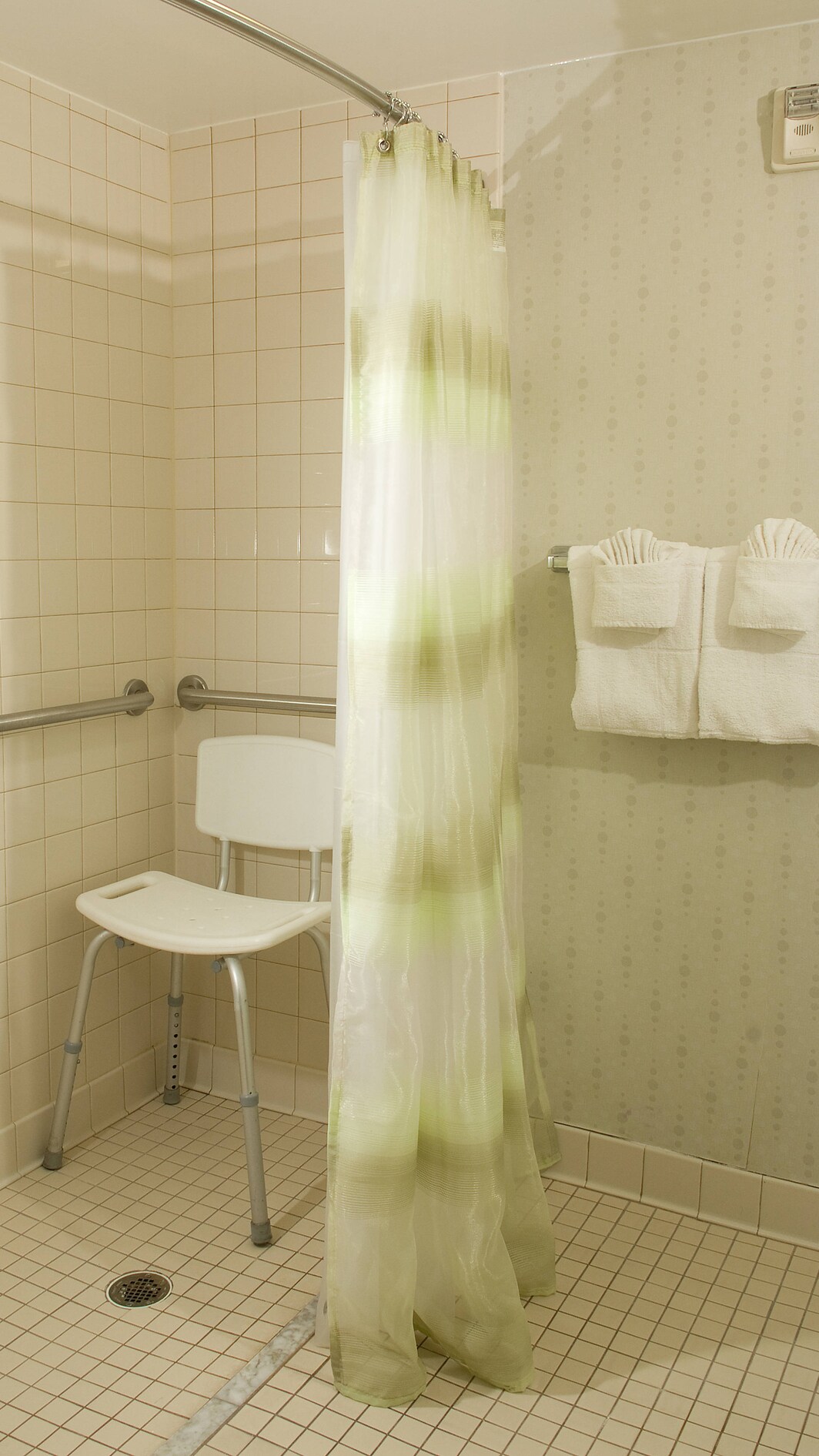 バリアフリーバスルーム - シャワー