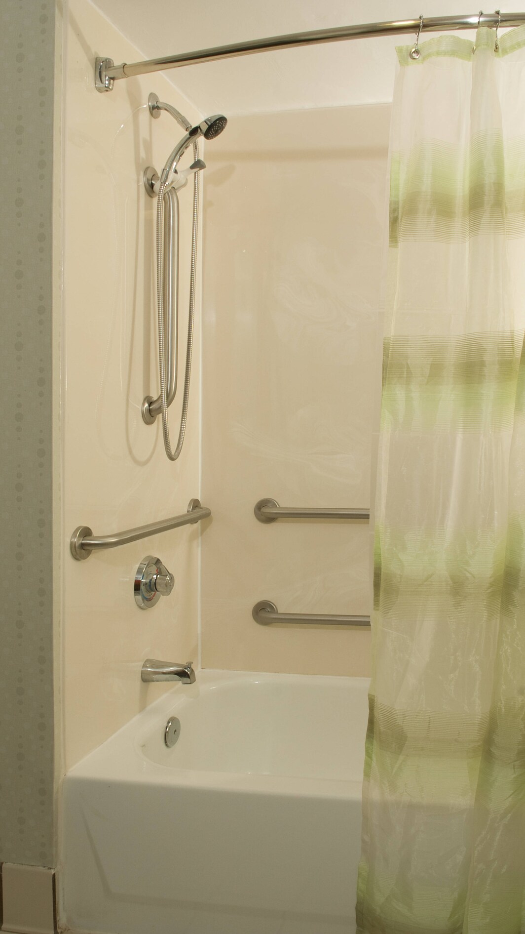 バリアフリーバスルーム - シャワーとバスタブ