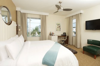 Quarto com cama king-size em frente ao mar em South Beach