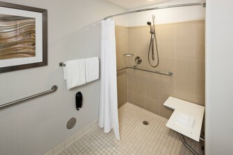 Banheiro para hóspedes com deficiência – chuveiro para cadeira de rodas