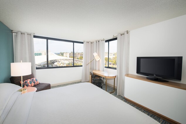 King Guest Room - NE City View