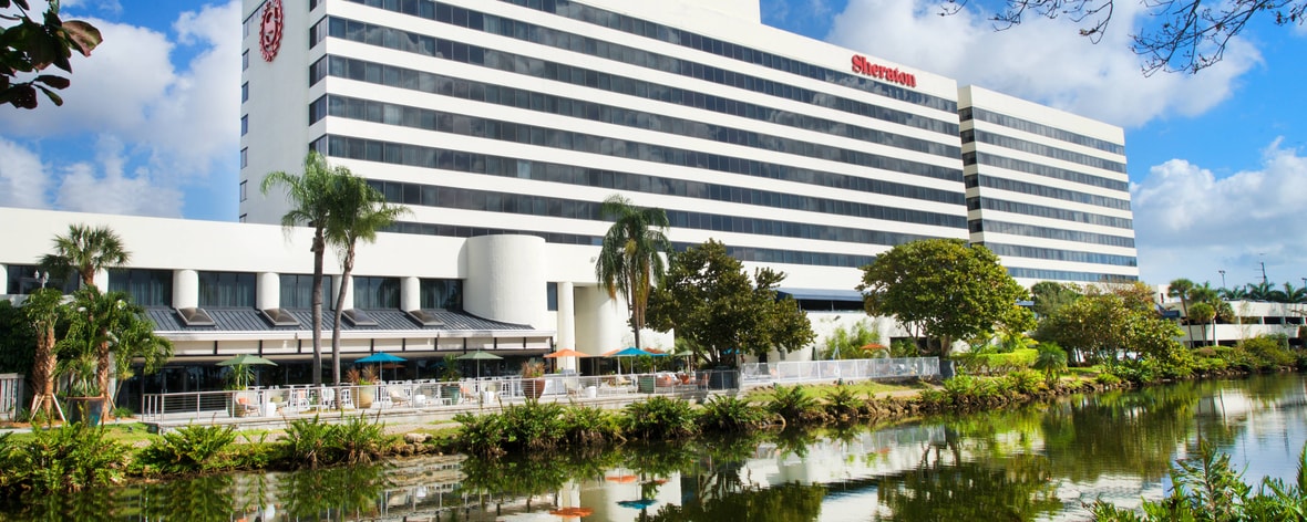 Вид на отель с реки Майами