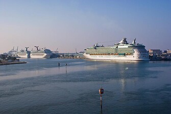 Kreuzfahrtschiffe am Hafen von Miami