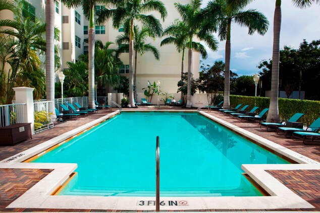 Aventura Miami hotel outdoor pool
