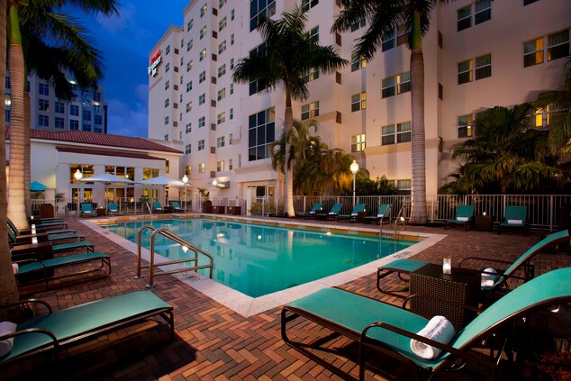 Hotel with outdoor pool Aventura