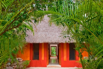 Fachada de la Villa Maya