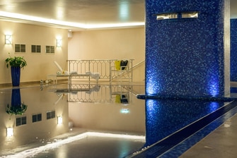 Крытый бассейн в отеле Renaissance Monarch Hotel (Москва)
