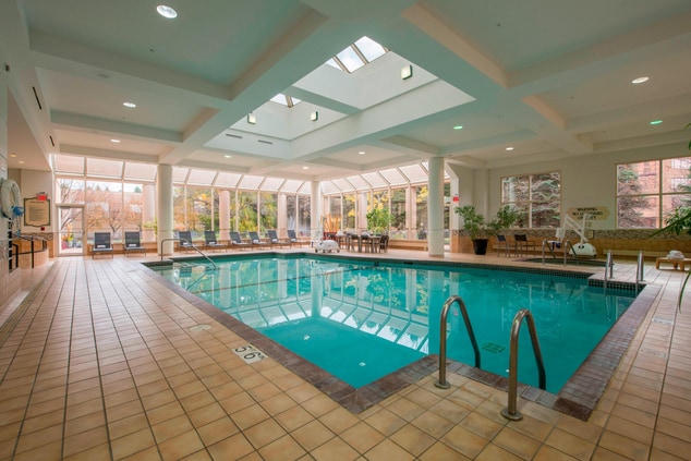 Minneapolis Hotels with Pools