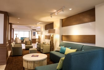 Sip on handcrafted cocktails as you socialize with loved ones and travel companions in our spacious lobby bar. Relax in the lounge as you meet with friends and make new ones.