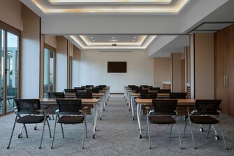 Sala de reuniones dispuesta como aula