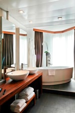 Salle de bain d'une suite de notre hôtel de Cannes