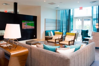 Sitzbereich der Lobby im Hotel am Yankee Stadium