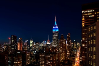 Vue de nuit sur l’Empire State Building depuis le New York EDITION.