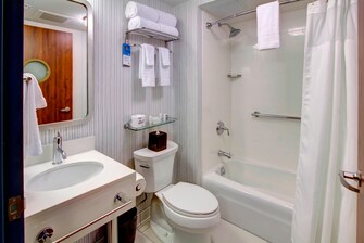 ニューヨークシティのホテルのバスタブ付きバスルーム