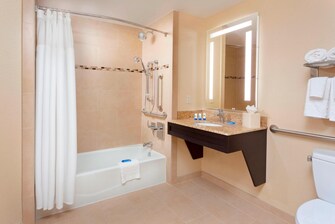 Salle de bains accessible aux personnes à mobilité réduite à l'hôtel Marriott de Manhattan
