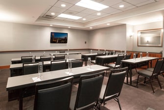 Espaço para reuniões com layout de sala de aula localizado na Times Square