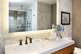 Banheiro de hóspede do hotel Renaissance em Midtown, Nova York