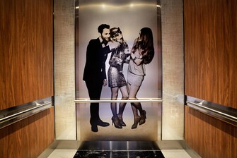 Design do elevador do hotel Renaissance em Midtown, Nova York