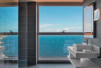Salle de bain d'une suite – Vue sur la mer