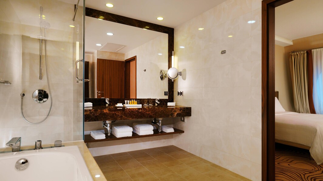Ванная комната люкса в отеле Marriott (Новосибирск, Россия)
